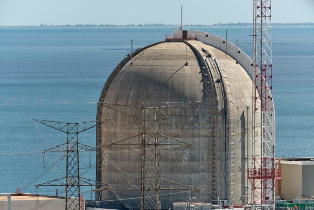 Reinforced concrete nuclear reactor containment dome structure